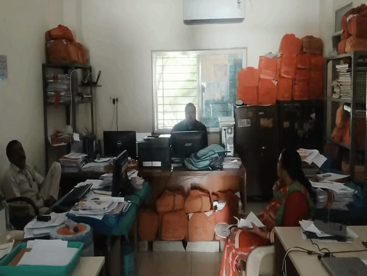 सीएमएचओ ऑफिस में बिजली गुल होने से अंधेरा था। हालांकि यहां खिड़की से हल्की रोशनी आ रही थी, लेकिन ये कामकाज के लिए पर्याप्त नहीं थी।