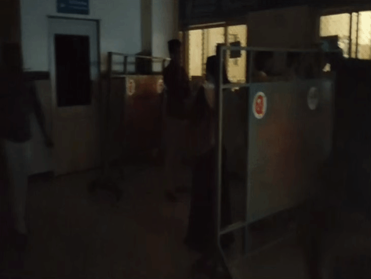 बिजली जाने के बाद अस्पताल में इस तरह अंधेरा छा गया।