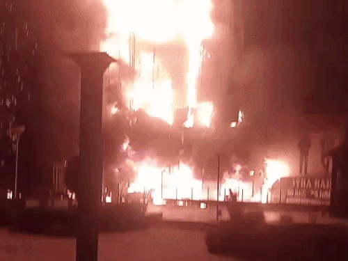 मित्तल मॉल से निकलतीं आग की लपटें।