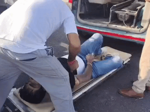 डबवाली में भारत माला रोड पर पंजाब के मोगा में तैनात एक्साइज इंस्पेक्टर के शव को एम्बुलेंस में रखवाते हुए पुलिस कर्मी।