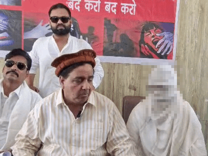 पीड़ित छात्रा के साथ ऑल इंडिया मुस्लिम त्योहार कमेटी के पदाधिकारी।