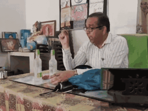 शराब की बोतलों को दिखाते हुए स्कूल प्रिंसिपल डॉ. अशोक बामनिया।