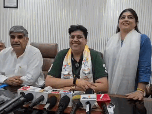 प्रेसवार्ता करते हुए कांग्रेस मेयर प्रत्याशी कमल दीवान।