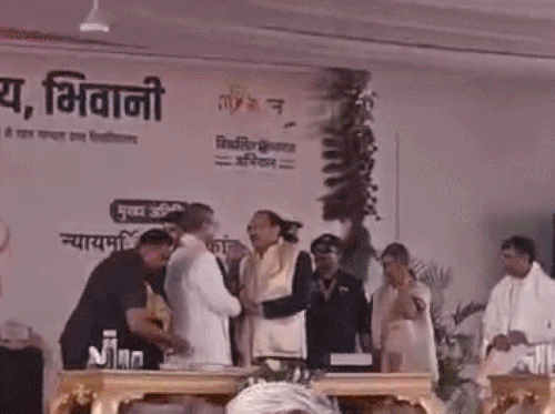 कार्यक्रम में पहुंचने पर राज्यपाल से मिलते हुए CJI सूर्यकांत।