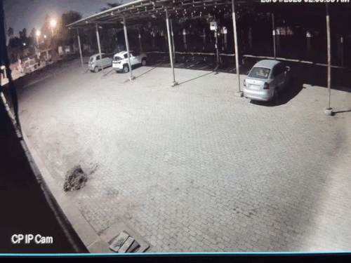 तार चोरी कर भागता हुआ चोर।