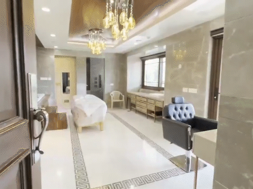 घर में 19.5 लाख कीमत की स्मार्ट एलईडी लाइट्स लगाई गईं। घर में डेकोरेशन के लिए महंगे झूमर लगाए गए।