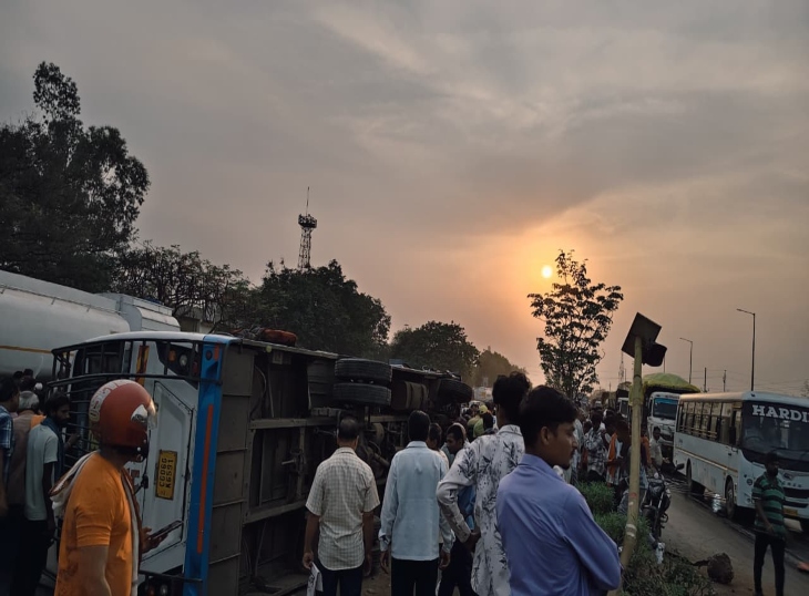 हादसे के बाद घायलों को बस से उतारते हुए राहगीर।