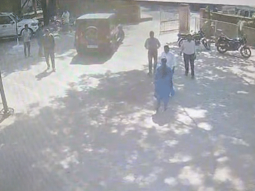 CEO प्रिया काग पीछे हटीं तो इंदर सिंह दोबारा उनकी तरफ बढ़ आए।