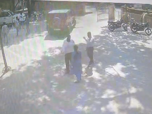 दफ्तर के बाहर लगे सीसीटीवी कैमरे में इंदर सिंह, CEO काग को धमकाते दिखे हैं।