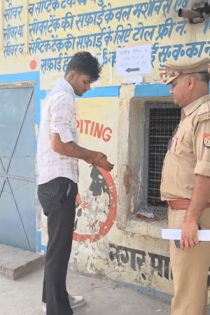 संभल में अभ्यर्थी का पुलिस कर्मी ने ताबीज तक उतरवा दिया।