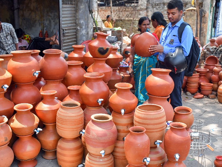 झारखंड के रांची में लोग ठंडे पानी के लिए मिट्‌टी के घड़े खरीदने पहुंचे। यहां आज दिन का तापमान 37°C रिकॉर्ड किया गया।