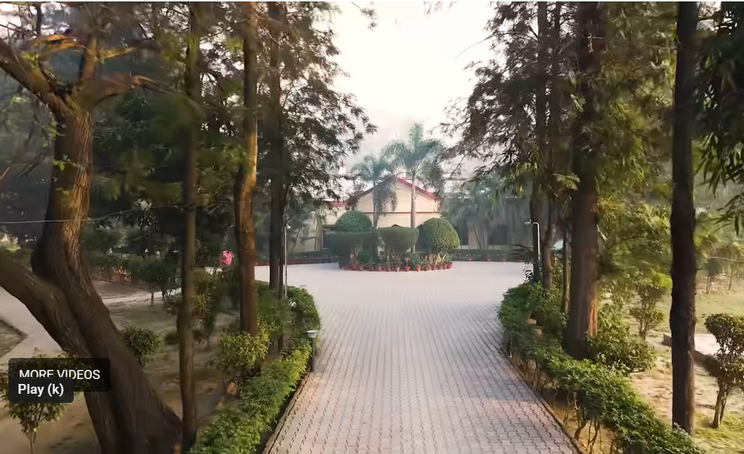 जालंधर में 4 एकड़ में मित्तल का घर बना हुआ है। जिसका नाम लवली एस्टेट रखा गया है। इसकी कीमत 120 करोड़ रुपए है। मित्तल के पास मर्सिडीज एस क्लास, टोयेटा वैलफायर जैसे महंगी गाड़ियां हैं। मित्तल टॉम फोर्ड, कार्टियर जैसे ब्रांड का चश्मा पहनते हैं जिसकी कीमत ही 80 हजार है।