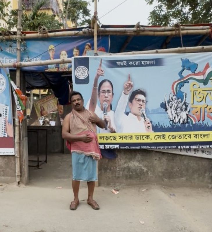 न्यू टाउन एरिया में ये जगह क्लब का हिस्सा है। यहां ममता बनर्जी और TMC के बैनर लगे हैं। सामने खड़े शख्स तपस मंडल हैं। वे बताते हैं सब क्लब TMC के ही हैं।