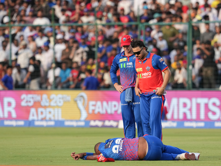 एनगिडी को देखते हुए दिल्ली के आशुतोष शर्मा और ट्रिस्टन स्टब्स ।