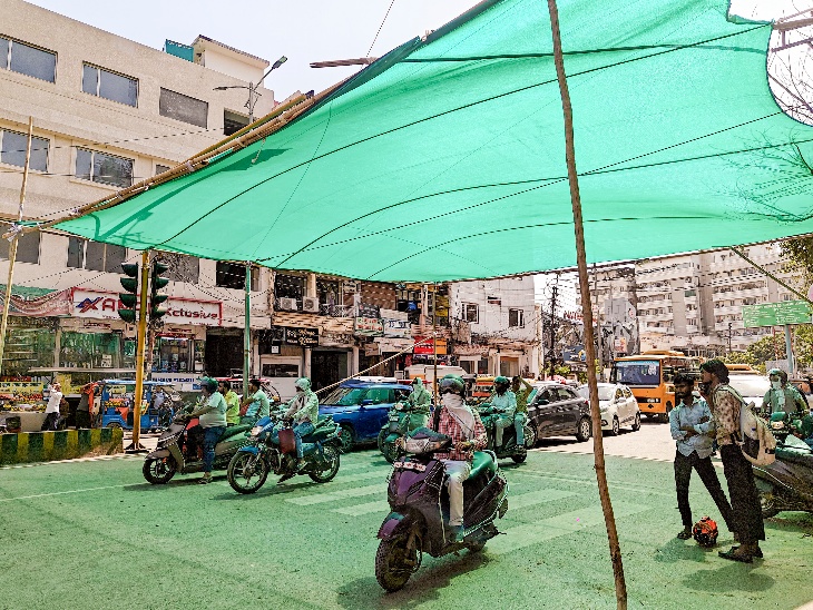 उत्तर प्रदेश के वाराणसी में पारा 44.3°C पहुंच गया है। भीषण लू से राहत दिलाने के लिए सिगनल पर रुकने वाले यात्रियों के लिए ग्रीन नेट लगाई गई है।