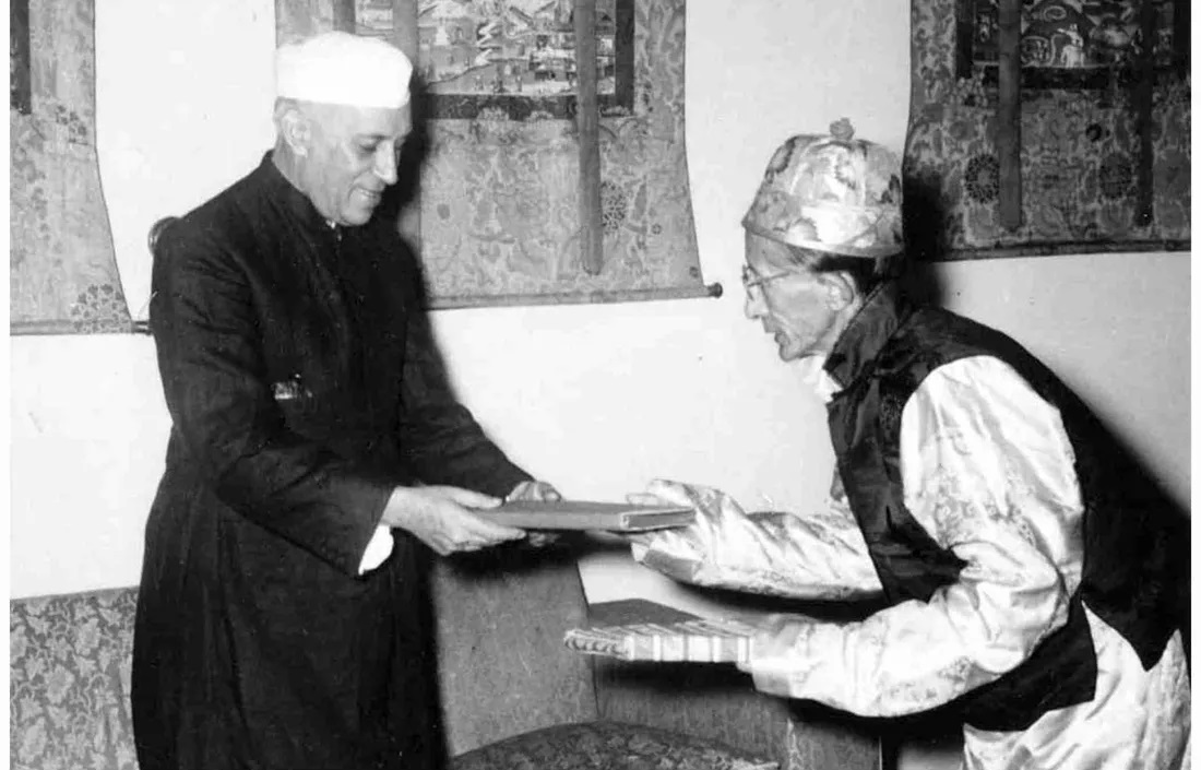 भारत के प्रधानमंत्री जवाहरलाल नेहरू ने 16 सितंबर 1958 को सिक्किम का दौरा किया था। इस दौरान वे सिक्किम के 11वें चोग्याल ताशी नामग्याल से मिले। Courtesy: The Nehru Archive