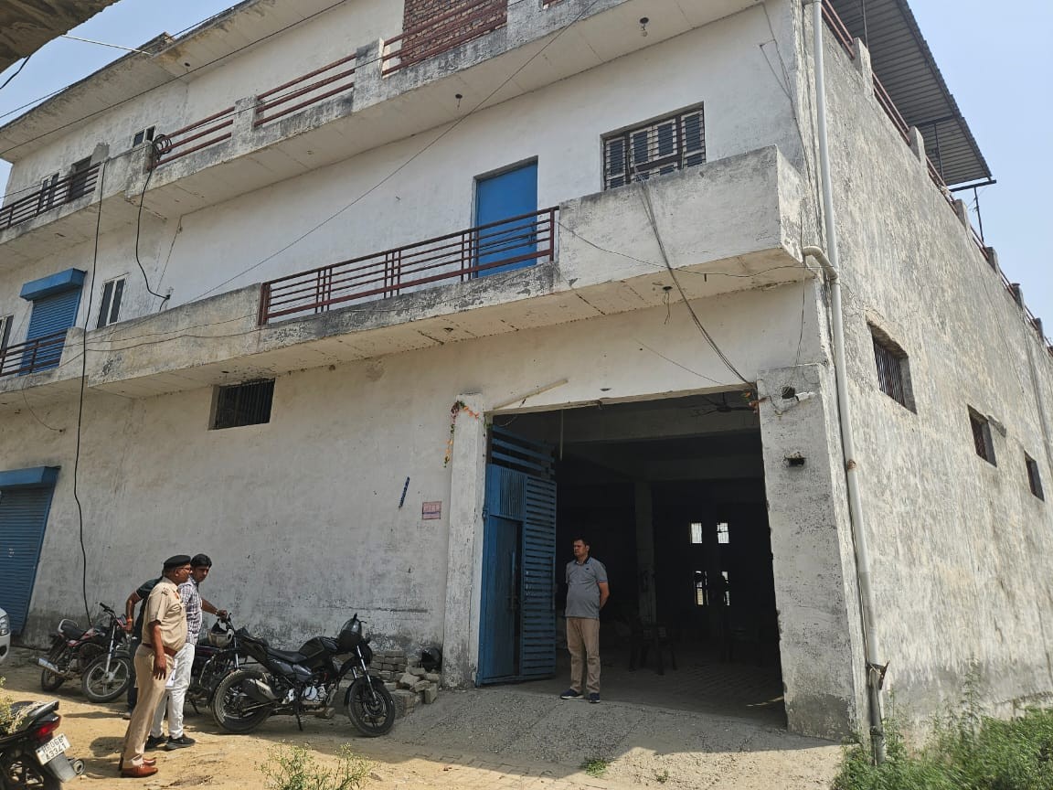 8 मरला चौकी क्षेत्र की एक गली में सील तोड़ने के बाद खुला पड़ा मकान। - Dainik Bhaskar