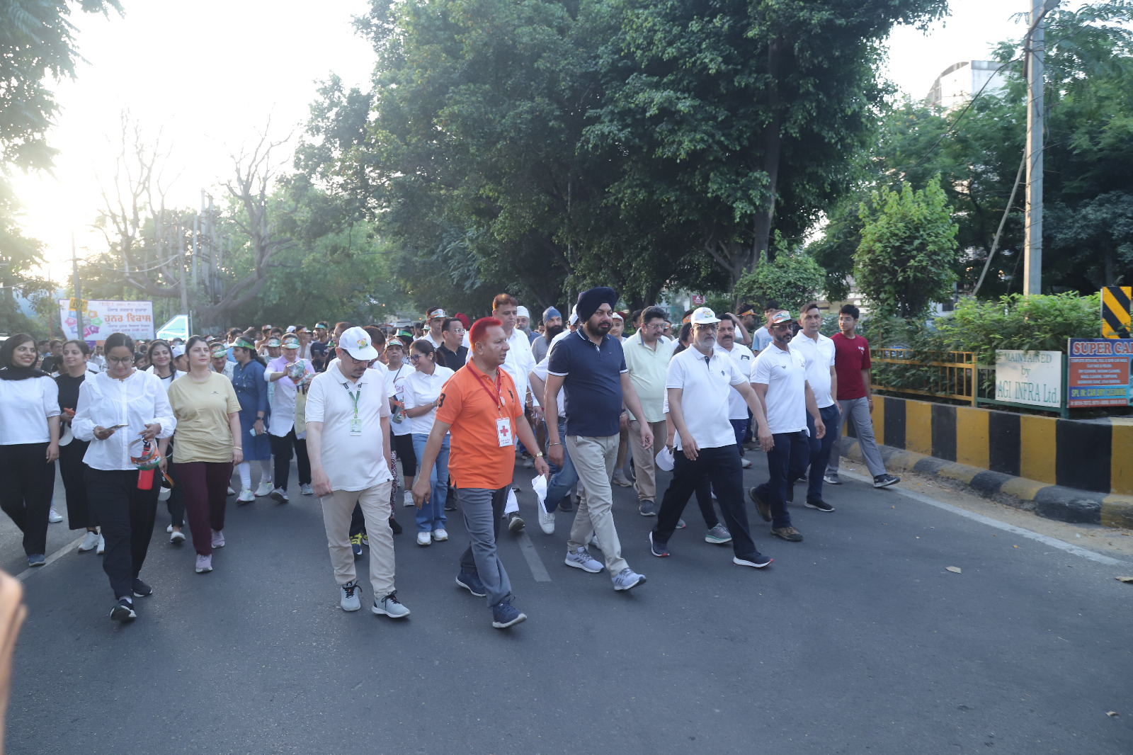 एसडीएम जालंधर-1, नवदीप सिंह ने वॉकथॉन को हरी झंडी दिखाकर रवाना किया।