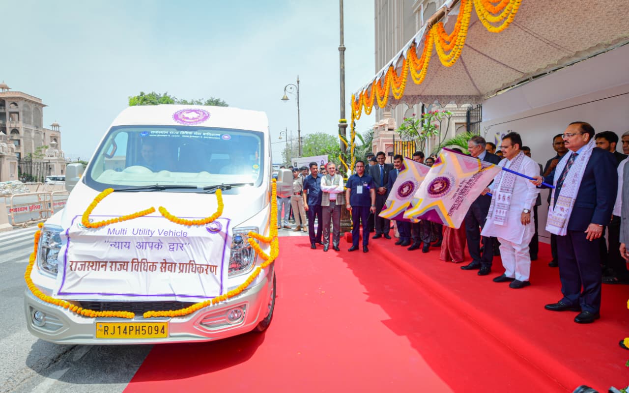 प्रदेश के 46 जिला विधिक सेवा प्राधिकरणों को मल्टी यूटिलिटी व्हीकल भी दिए गए।