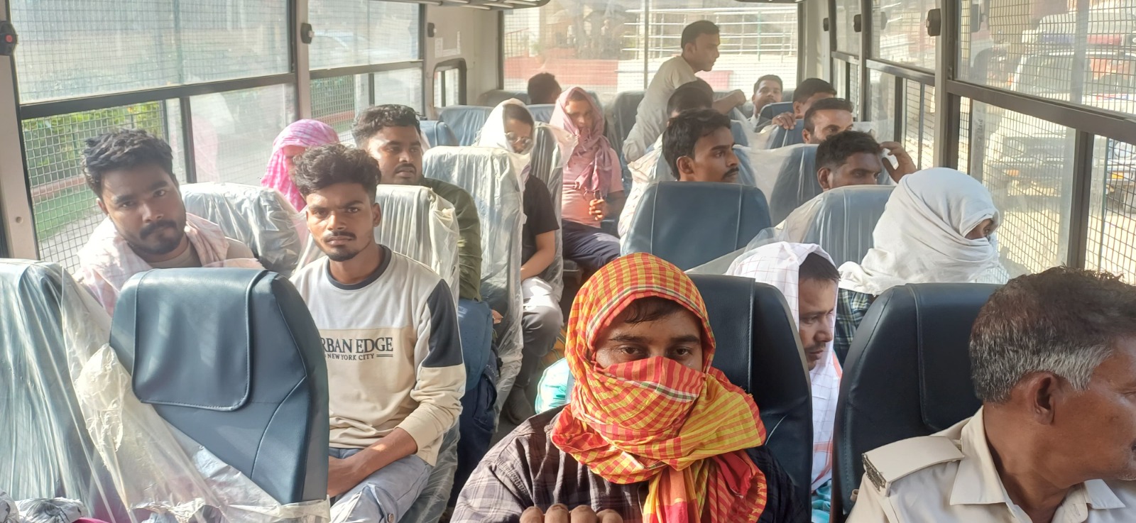 मुंगेर में एक साथ 17 कैंडिडेट को गिरफ्तार किया गया। उनके लिए जयपुर की कंपनी के कर्मचारी ने खास व्यवस्था की थी।
