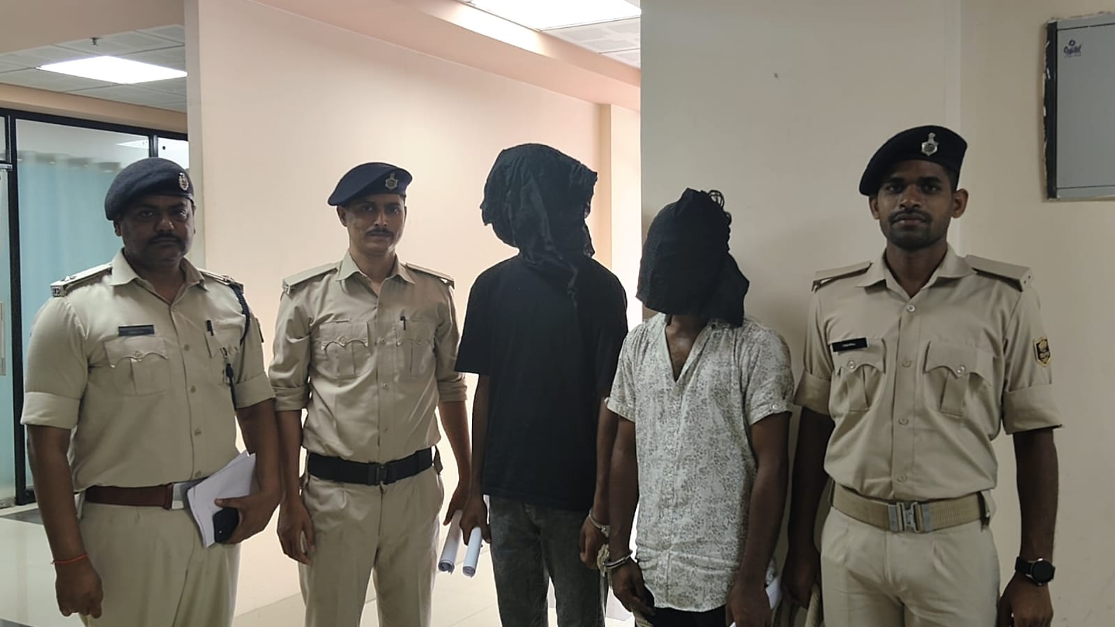 नालंदा पुलिस ने एग्जाम के दौरान कैंडिडेट को गिरफ्तार किया। इनको आंसर लिखवाया जा रहा था।