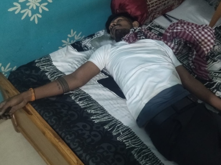 कोमल वर्मा ने अपने कमरें में गमछे का फंदा बनाकर फांसी लगाई।