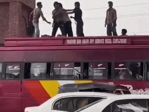 पुलिस ने मौके पर पहुंचकर स्थिति को संभाला।