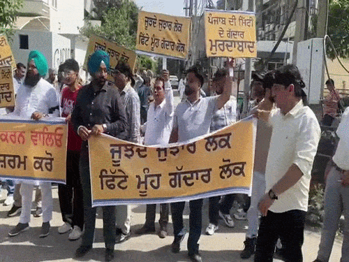 हरभजन सिंग यांच्या घराबाहेर 'आप'च्या युवा शाखेचे कार्यकर्ते निदर्शने करताना.