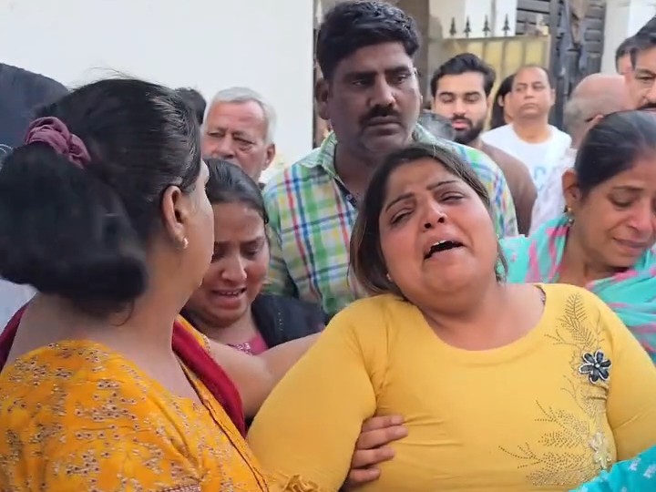 रोते विलखते परिजन