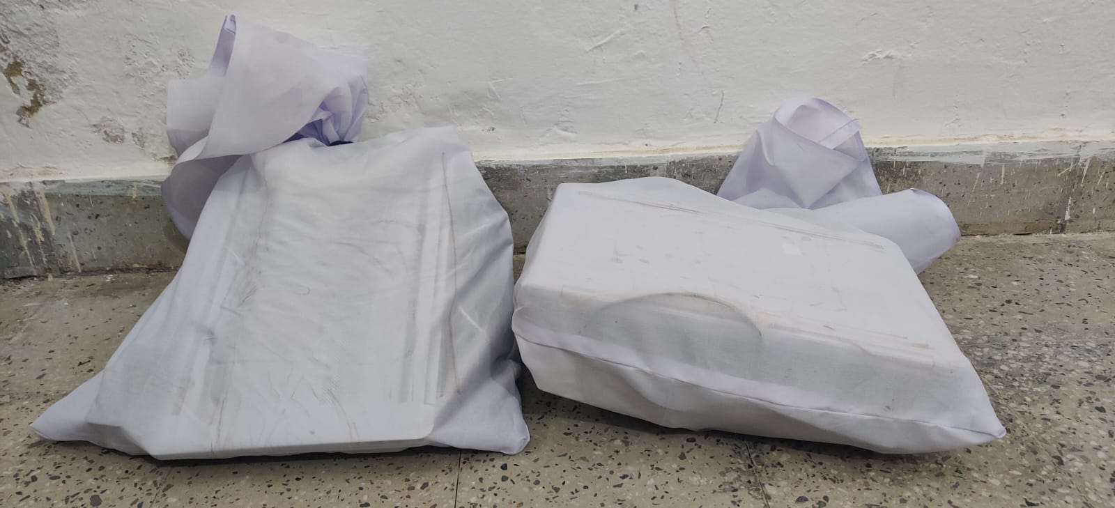 कट्टो में भरे हुए जप्त किए गए उपकरण।