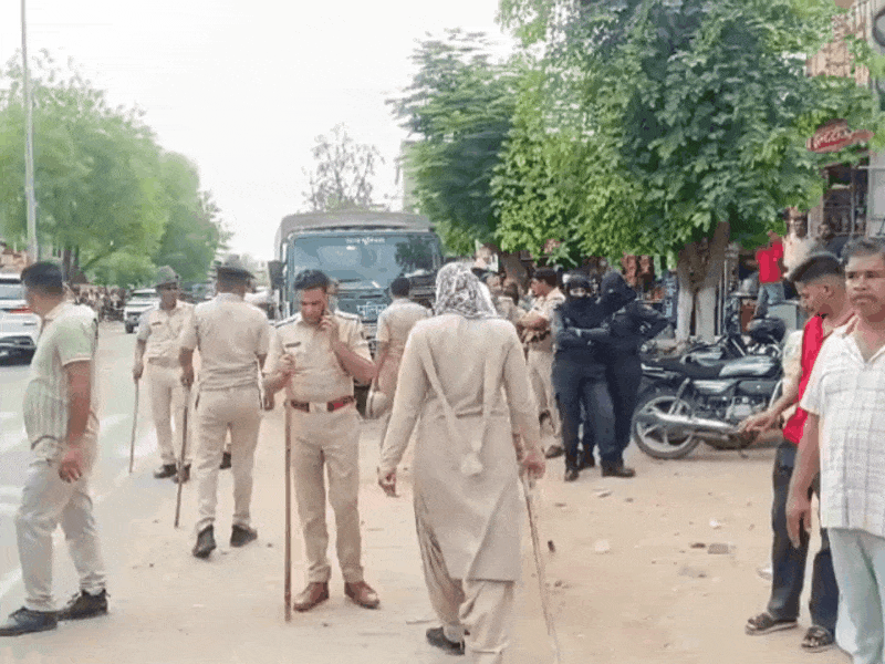 बाकरा मोड पर मौजूद पुलिस जाप्ता और थानाधिकारी श्रवण कुमार