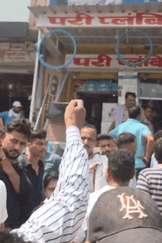 घटना के समय भारी भीड़ जमा हो गई