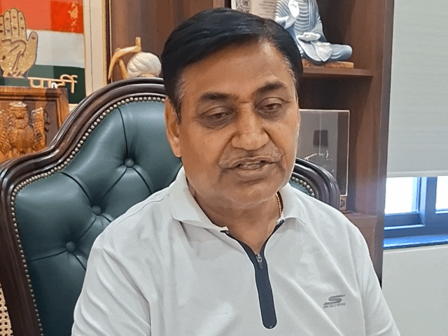 डोटासरा बोले-BJP सरकार सरकारी संस्थाओं और कर्मचारियों के जरिए RSS का प्रचार कर रही है।