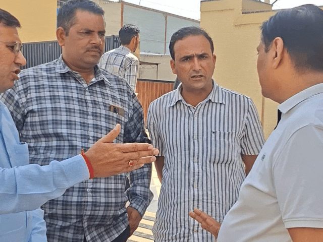 सीकर आवास पर लोगों से मुलाकात करते गोविंद सिंह डोटासरा।