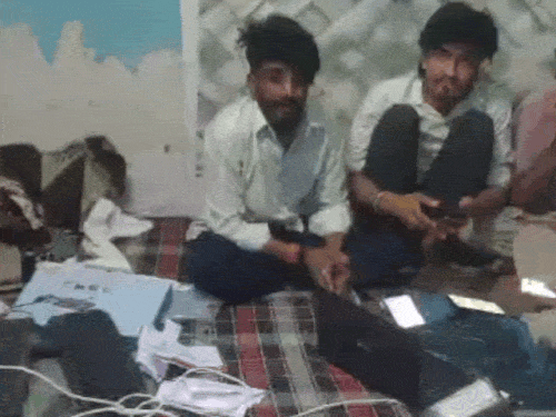 पुलिस रेड के दौरान आरोपी सट्टा लगवाते मिले।