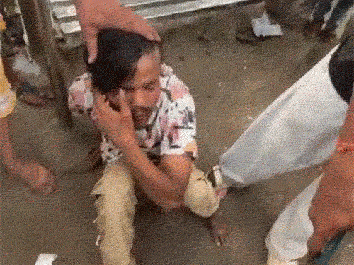 रेप की कोशिश करने वाले आरोपी युवक को ग्रामीणों पीछा कर पकड़ा।