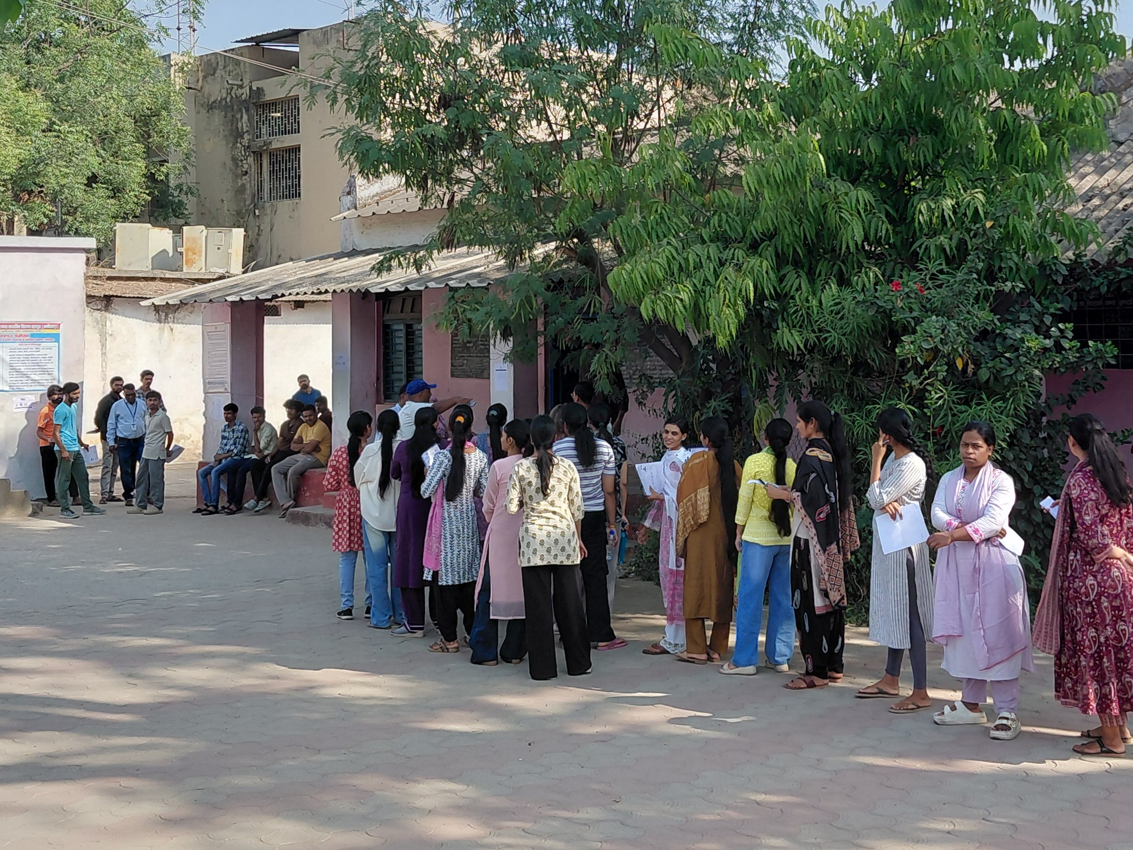 परीक्षा केंद्र में लाइन में लगे परीक्षार्थी।