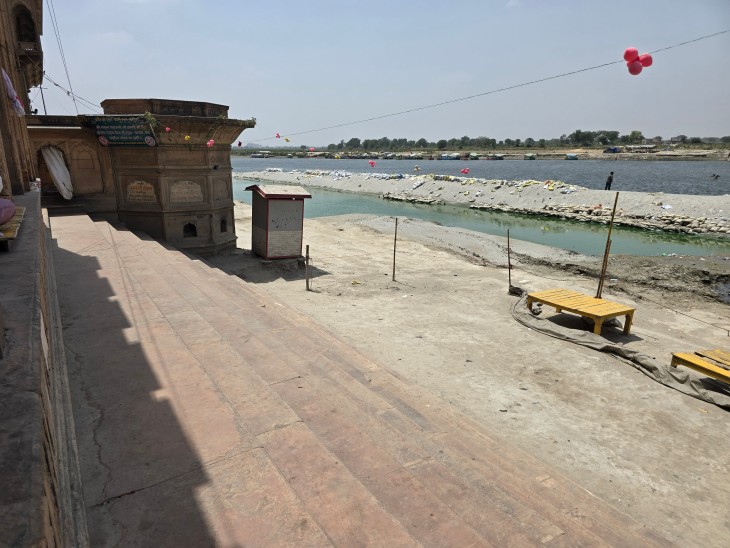 घाटों पर पसरा सन्नाटा