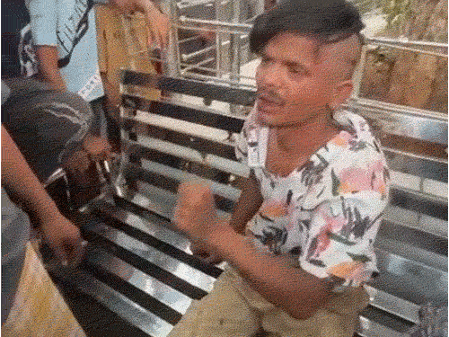 आरोपी को बैंच पर बैठाया गया, जिसके बाद उसके जमकर पिटाई की गई।