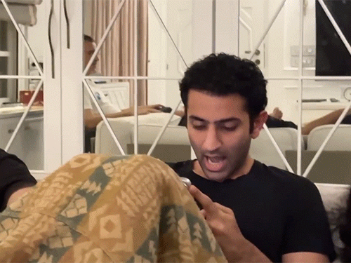 व्लॉग में आयुष्मान की बात सुनते हुए परमीत सेठी।