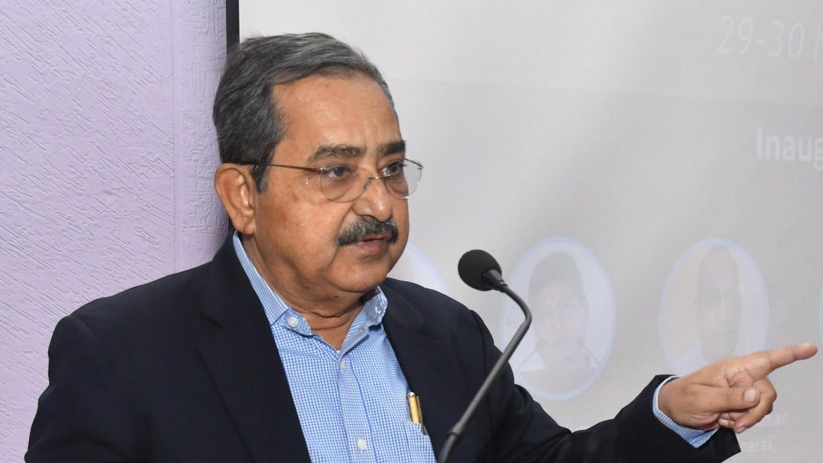 1987 से 2003 तक अशोक लाहिड़ी ने वर्ल्ड बैंक के साथ काम किया।