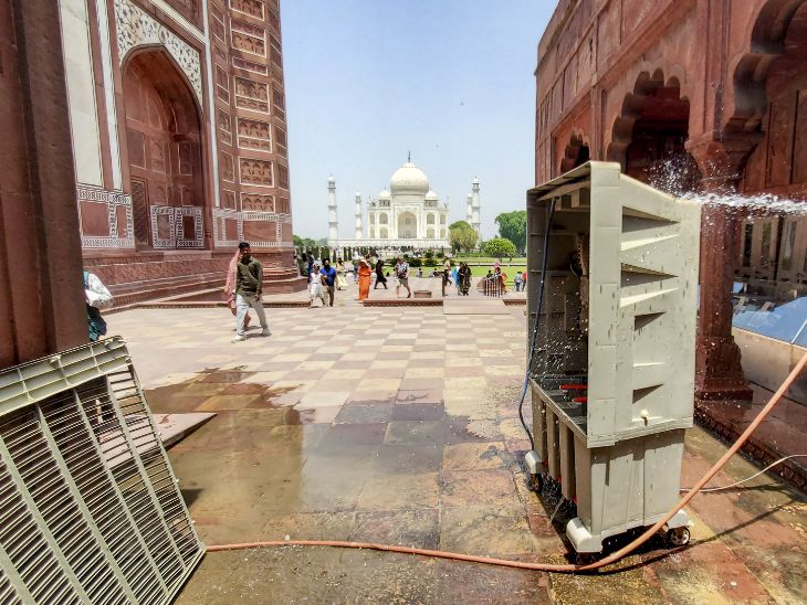 ताज महल के पास एक कर्मचारी कूलर साफ करता नजर आया।
