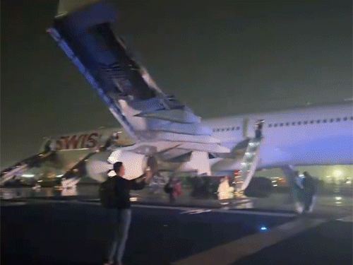 विमान से पैंसजर्स को उतारने के लिए इमरजेंसी स्लाइड का इस्तेमाल किया गया।