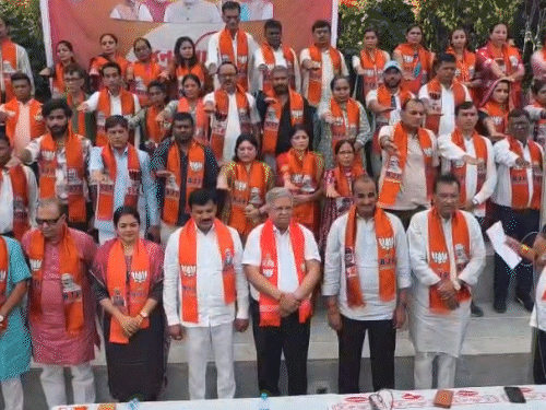 नवसारी के बीजेपी कैंडिडेट्स ने जिले की सभी 52 सीटें जीतने का संकल्प लिया।