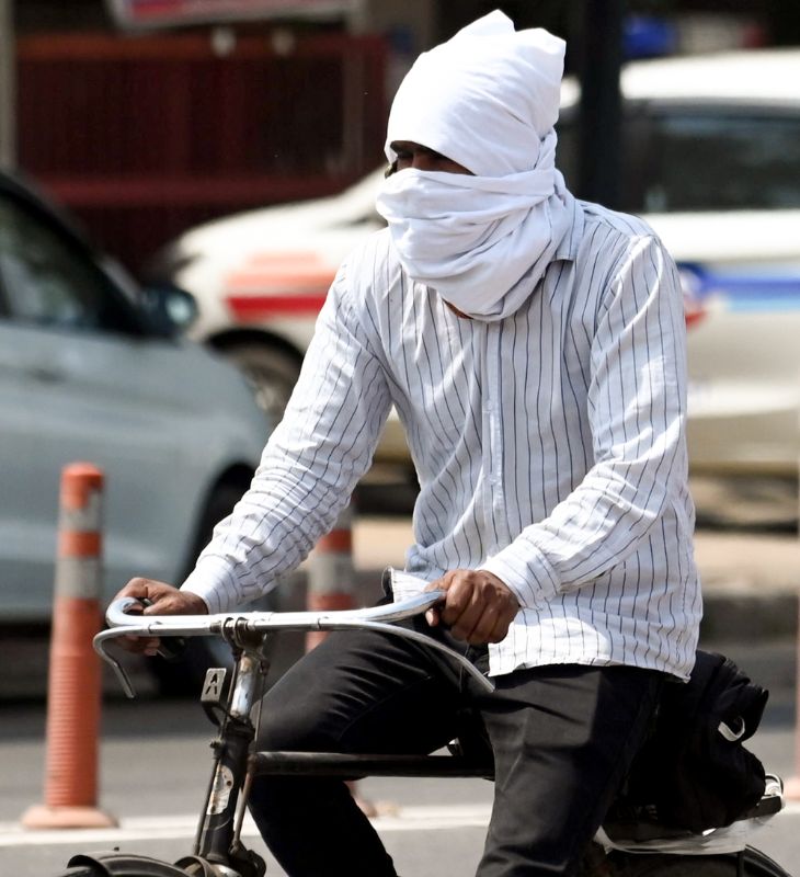 दिल्ली में लोग सड़कों पर चेहरे ढककर निकलते नजर आए।