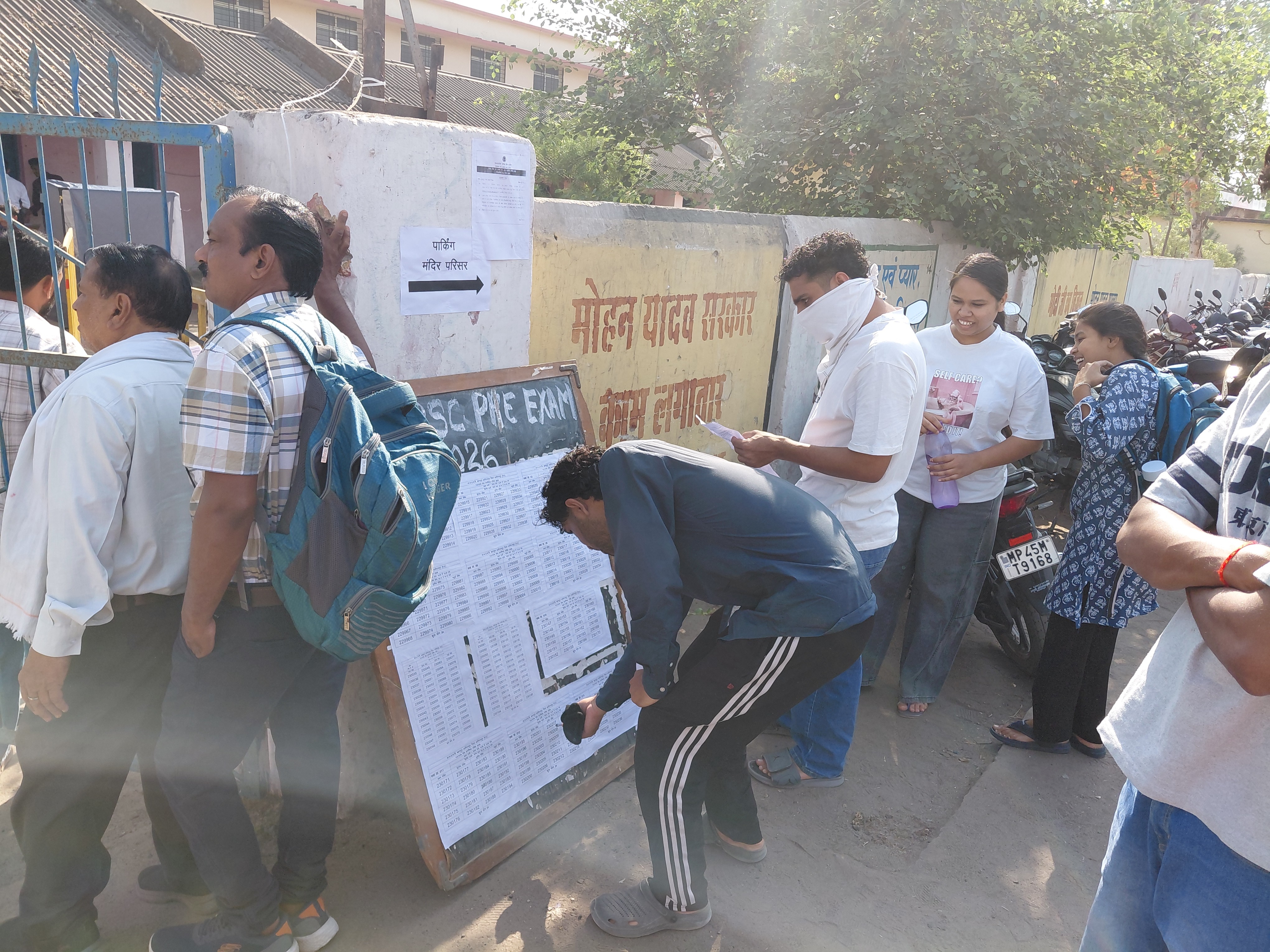 सेंटर्स पर अपने रोल नंबर चेक करते अभ्यर्थी।