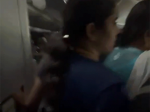 विमान से नीचे उतरने के दौरान भगदड़ जैसी स्थिति बन गई।