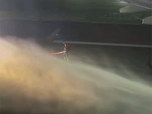 एयरपोर्ट पर फायर कर्मियों ने विमान के लैंडिंग गियर में लगी आग को बुझाया।