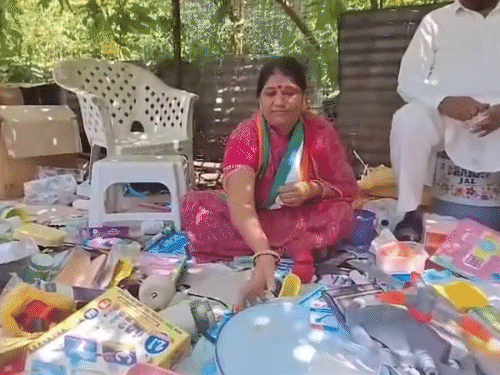 कांग्रेस ने अहमदाबाद नगर निगम चुनावों में शाहपुर वार्ड के लिए खिलौने बेचने वाली आशाबेन दंतानी को टिकट दिया है।