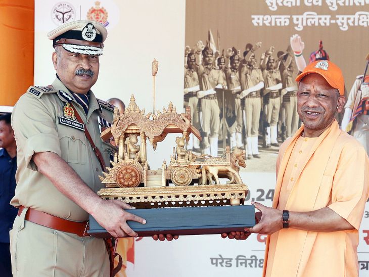 डीजीपी राजीव कृष्ण ने सीएम योगी को स्मृति चिह्न भेंट किया।